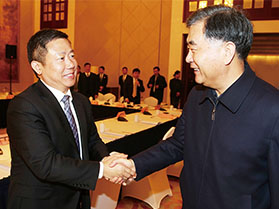 十九屆中央政治局常委，第十三屆全國(guó)政協(xié)主席汪洋與周海江握手合影
