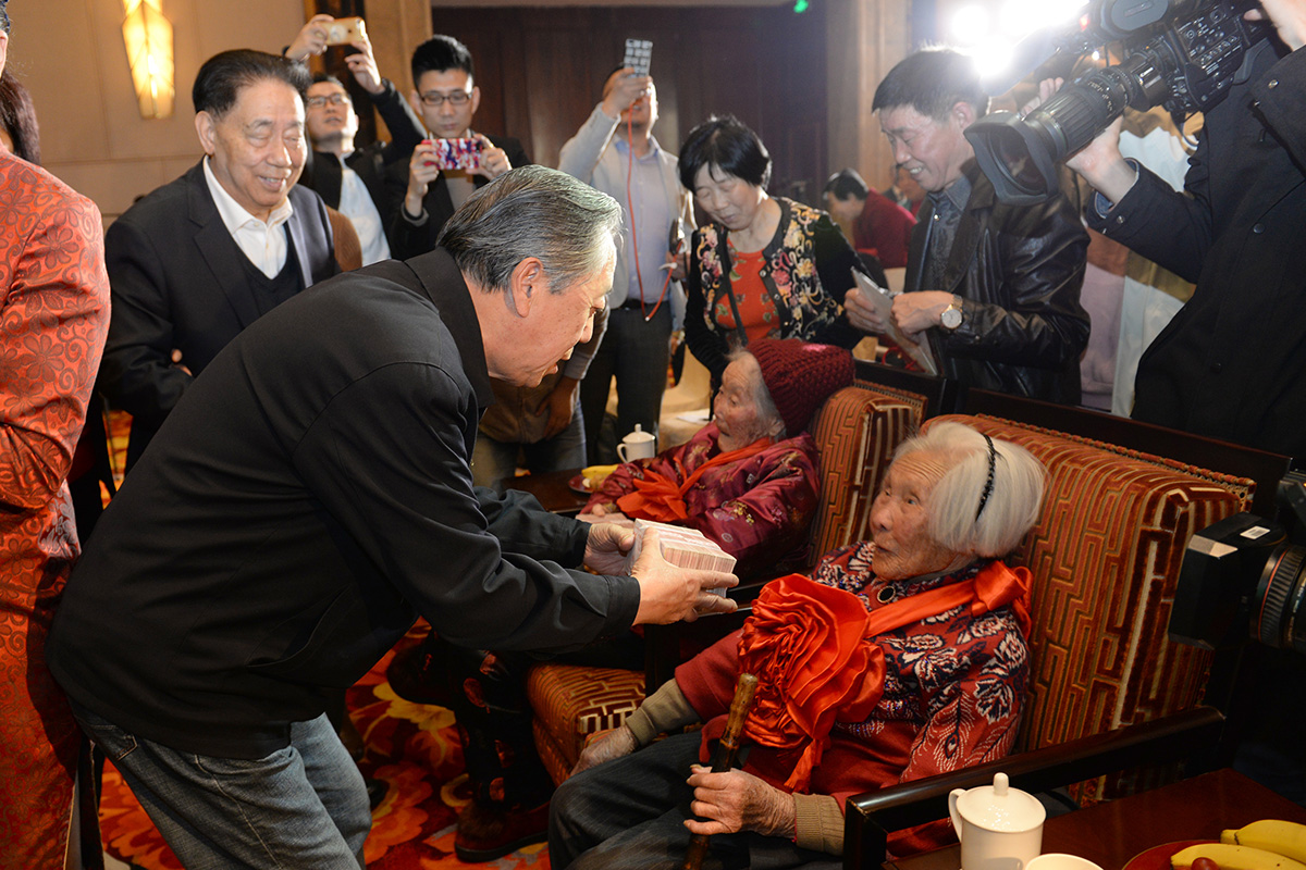 國務(wù)院原副秘書長(zhǎng)劉濟(jì)民為百歲老人發(fā)放愛心補(bǔ)貼