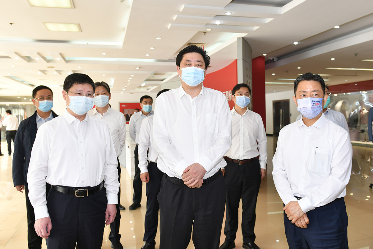 4月12日，無(wú)錫市市長(zhǎng)趙建軍帶隊(duì)深入紅豆集團(tuán)，專題調(diào)研疫情防控和復(fù)工復(fù)產(chǎn)工作。